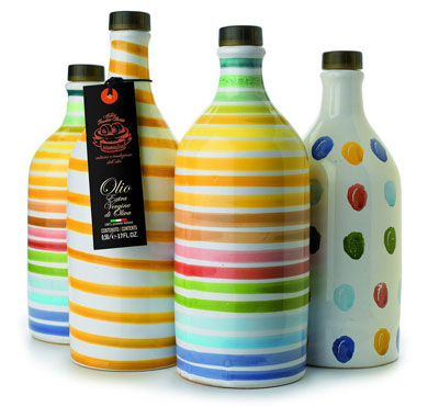 Olivenöl in bunten Keramikflaschen