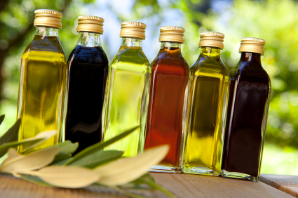 Olivenöle und Essige in kleinen Flaschen