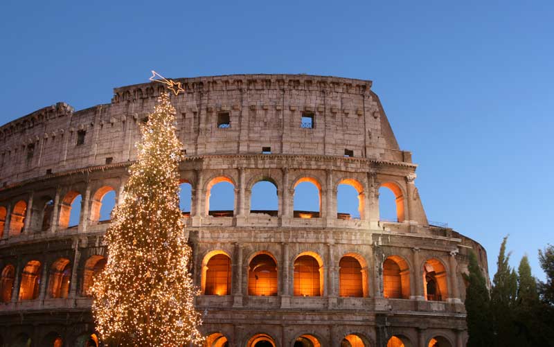 Weihnachtsbaum vor Colosseum